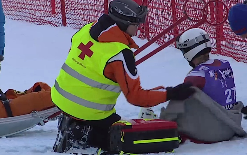La svedese Lotte Smiseth Sejersted, dolorante sulla pista, in attesa dell'arrivo dell'elicottero: ginocchio andato!