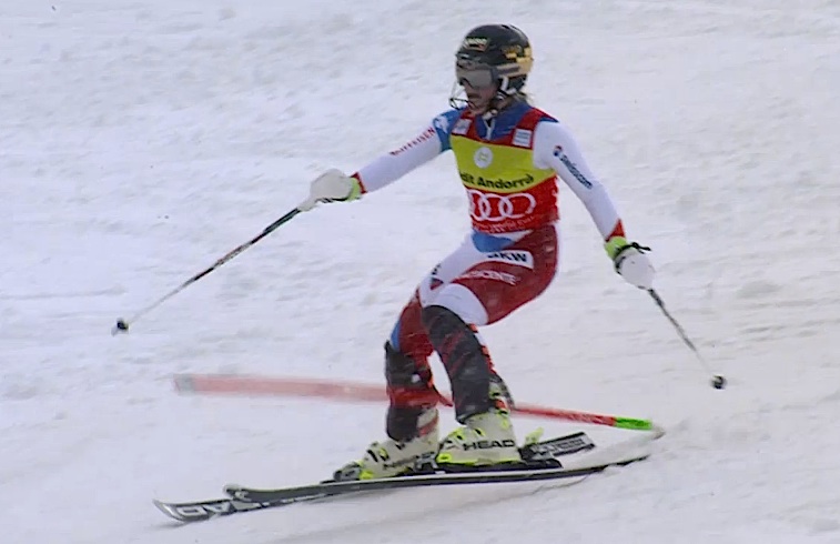 Lara Gut esce nello slalom della combinata