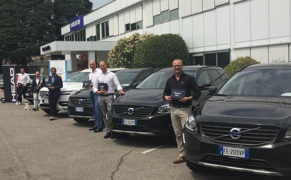 La squadra Head dinnanzi alle vetture Volvo XC90 e XC60 nel momento della consegna