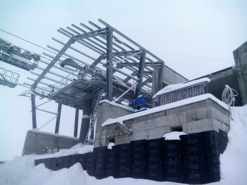 i piloni di arrivo DELLA stazione di monte (foto Professione Montagna).