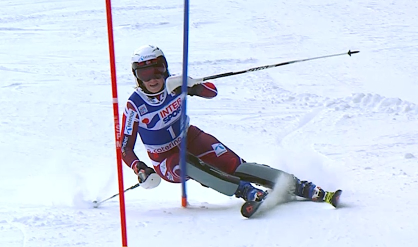 L'azione della norvegese Nina Loeserh al comando della prima manche nello slalom di Santa Caterina