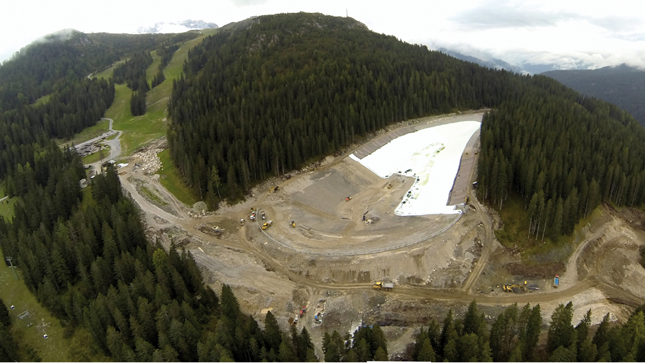 Il lago durante i primi lavori di copertura visto dalla parte opposta della montagna