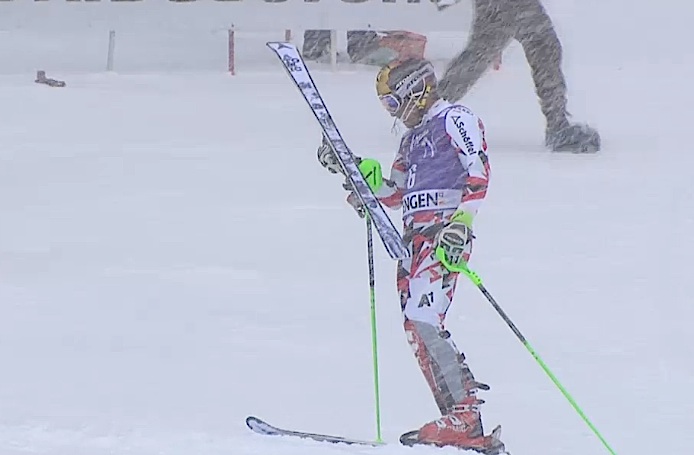 Marcel Hirscher out, si ferma, si toglie lo sci e verifica se c'è qualcosa che possa averlo messo fuori gioco