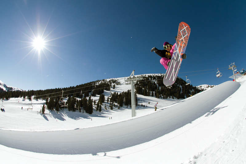 SNOWPARK UNICO: L’HALF PIPE E' LUNGO BEN 80 METRI, UN MUST PER I FREESTYLER. LO SNOWPARK HA DIVERSE «LINE» PER FAR DIVERTIRE CHIUNQUE E VIENE ILLUMINATO ANCHE DI NOTTE